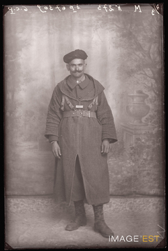 Portrait en pied d'un goumier marocain (Le Val-d'Ajol)