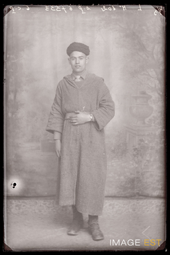 Portrait en pied d'un goumier marocain (Le Val-d'Ajol)