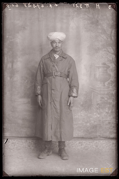 Portrait en pied d'un goumier marocain (Le Val-d'Ajol)