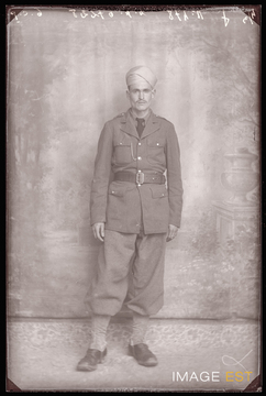Portrait en pied d'un goumier marocain (Le Val-d'Ajol)