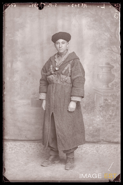 Portrait en pied d'un goumier marocain (Le Val-d'Ajol)
