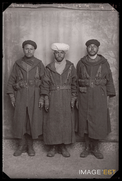 Portrait en pied de trois goumiers marocains (Le Val-d'Ajol)