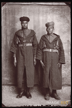 Portrait en pied de deux goumiers marocains (Le Val-d'Ajol)
