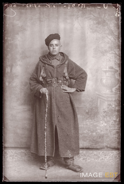 Portrait en pied d'un goumier marocain (Le Val-d'Ajol)