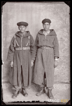 Portrait en pied de deux goumiers marocains (Le Val-d'Ajol)