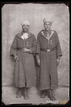 Portrait en pied de deux goumiers marocains (Le Val-d'Ajol)