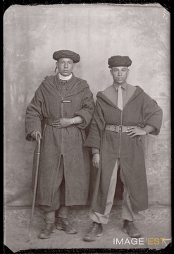 Portrait en pied de deux goumiers marocains (Le Val-d'Ajol)