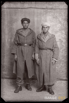 Portrait en pied de deux goumiers marocains (Le Val-d'Ajol)