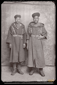 Portrait en pied de deux goumiers marocains (Le Val-d'Ajol)