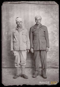 Portrait en pied de deux goumiers marocains (Le Val-d'Ajol)