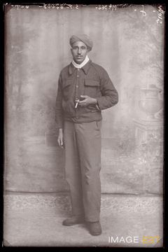 Portrait en pied d'un goumier marocain (Le Val-d'Ajol)