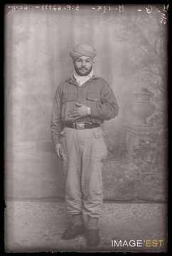 Portrait en pied d'un goumier marocain (Le Val-d'Ajol)