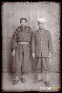 Portrait en pied de deux goumiers marocains (Le Val-d'Ajol)