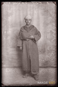 Portrait en pied d'un goumier marocain (Le Val-d'Ajol)