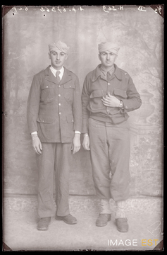 Portrait en pied de deux goumiers marocains (Le Val-d'Ajol)