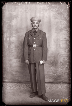 Portrait en pied d'un goumier marocain (Le Val-d'Ajol)