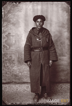 Portrait en pied d'un goumier marocain (Le Val-d'Ajol)