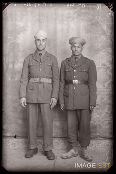 Portrait en pied de deux goumiers marocains (Le Val-d'Ajol)