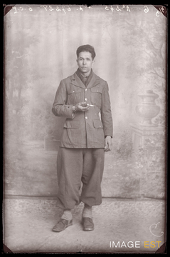 Portrait en pied d'un goumier marocain (Le Val-d'Ajol)