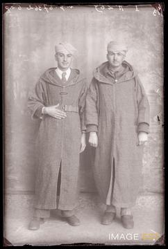 Portrait en pied de deux goumiers marocains (Le Val-d'Ajol)