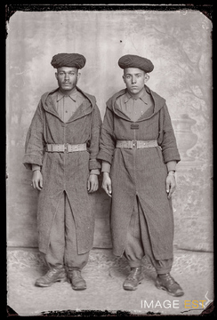 Portrait en pied de deux goumiers marocains (Le Val-d'Ajol)