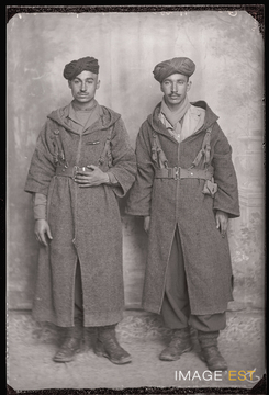 Portrait en pied de deux goumiers marocains (Le Val-d'Ajol)