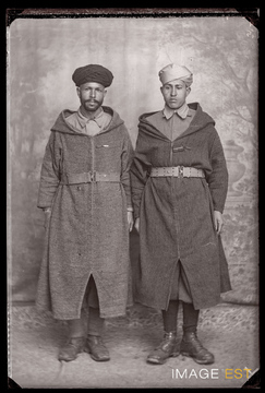 Portrait en pied de deux goumiers marocains (Le Val-d'Ajol)