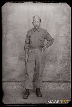 Portrait en pied d'un militaire marocain (Le Val-d'Ajol)
