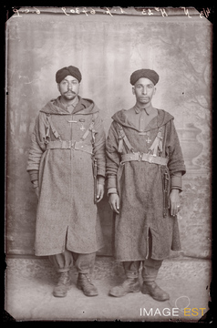 Portrait en pied de deux goumiers marocains (Le Val-d'Ajol)