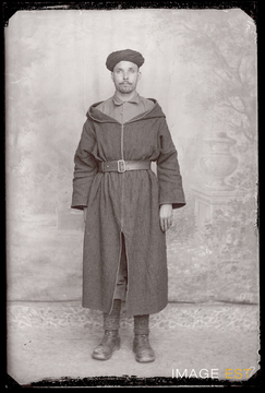 Portrait en pied d'un goumier marocain (Le Val-d'Ajol)