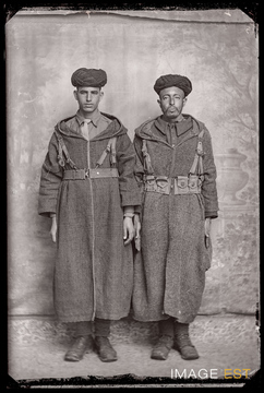 Portrait en pied de deux goumiers marocains (Le Val-d'Ajol)