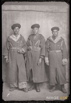 Portrait en pied de trois goumiers marocains (Le Val-d'Ajol)