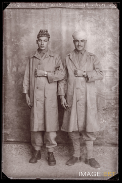 Portrait en pied de deux goumiers marocains (Le Val-d'Ajol)