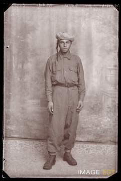 Portrait en pied d'un goumier marocain (Le Val-d'Ajol)