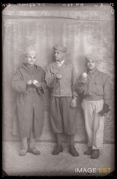 Portrait en pied de trois goumiers marocains (Le Val-d'Ajol)