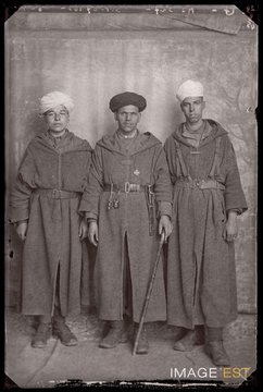 Portrait en pied de trois goumiers marocains (Le Val-d'Ajol)