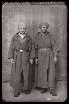 Portrait en pied de deux goumiers marocains (Le Val-d'Ajol)