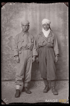 Portrait en pied de deux goumiers marocains (Le Val-d'Ajol)