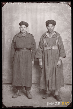 Portrait en pied de deux goumiers marocains (Le Val-d'Ajol)