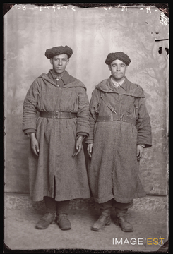 Portrait en pied de deux goumiers marocains (Le Val-d'Ajol)