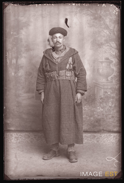 Portrait en pied d'un goumier marocain (Le Val-d'Ajol)