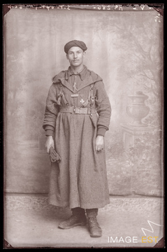 Portrait en pied d'un goumier marocain (Le Val-d'Ajol)