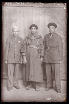 Portrait en pied de trois goumiers marocains (Le Val-d'Ajol)