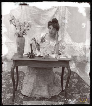 Femme assise derrière une table (Le Val-d'Ajol)