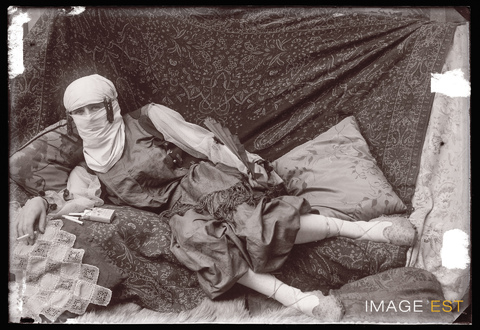 Femme en costume traditionnel (Le Val-d'Ajol)