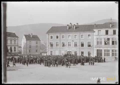 Discours devant l'hôtel de ville (Le Val-d'Ajol)