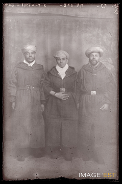 Portrait en pied de trois goumiers marocains (Le Val-d'Ajol)