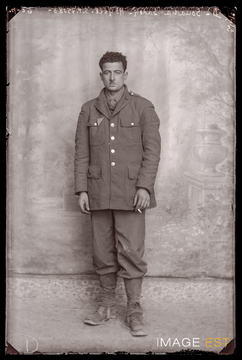 Portrait en pied d'un militaire marocain (Le Val-d'Ajol)