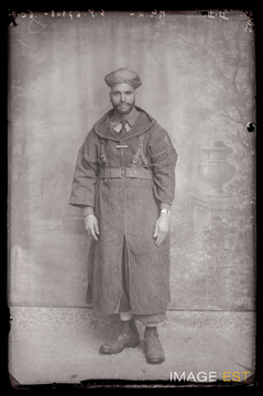 Portrait en pied d'un goumier marocain (Le Val-d'Ajol)