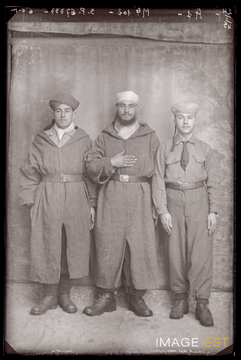 Portrait en pied de trois goumiers marocains (Le Val-d'Ajol)